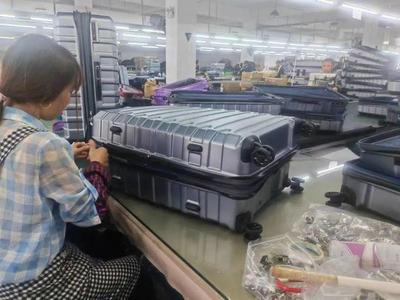 廢棄飲料瓶變身高質(zhì)量拉桿箱 金山企業(yè)以創(chuàng)新技術(shù)遠(yuǎn)銷海外